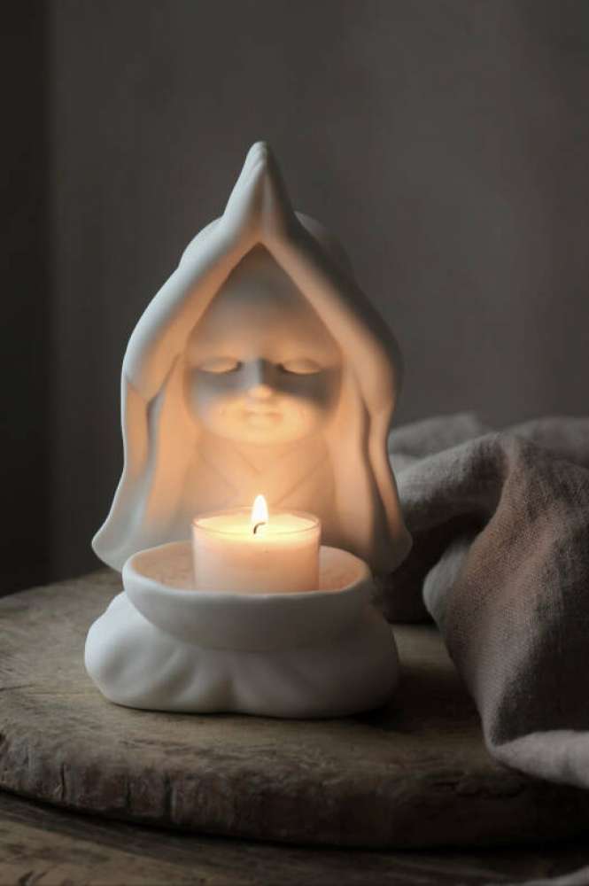 MAJAS COTTAGE - YOGAMUNK MED HENDER OVER HODET